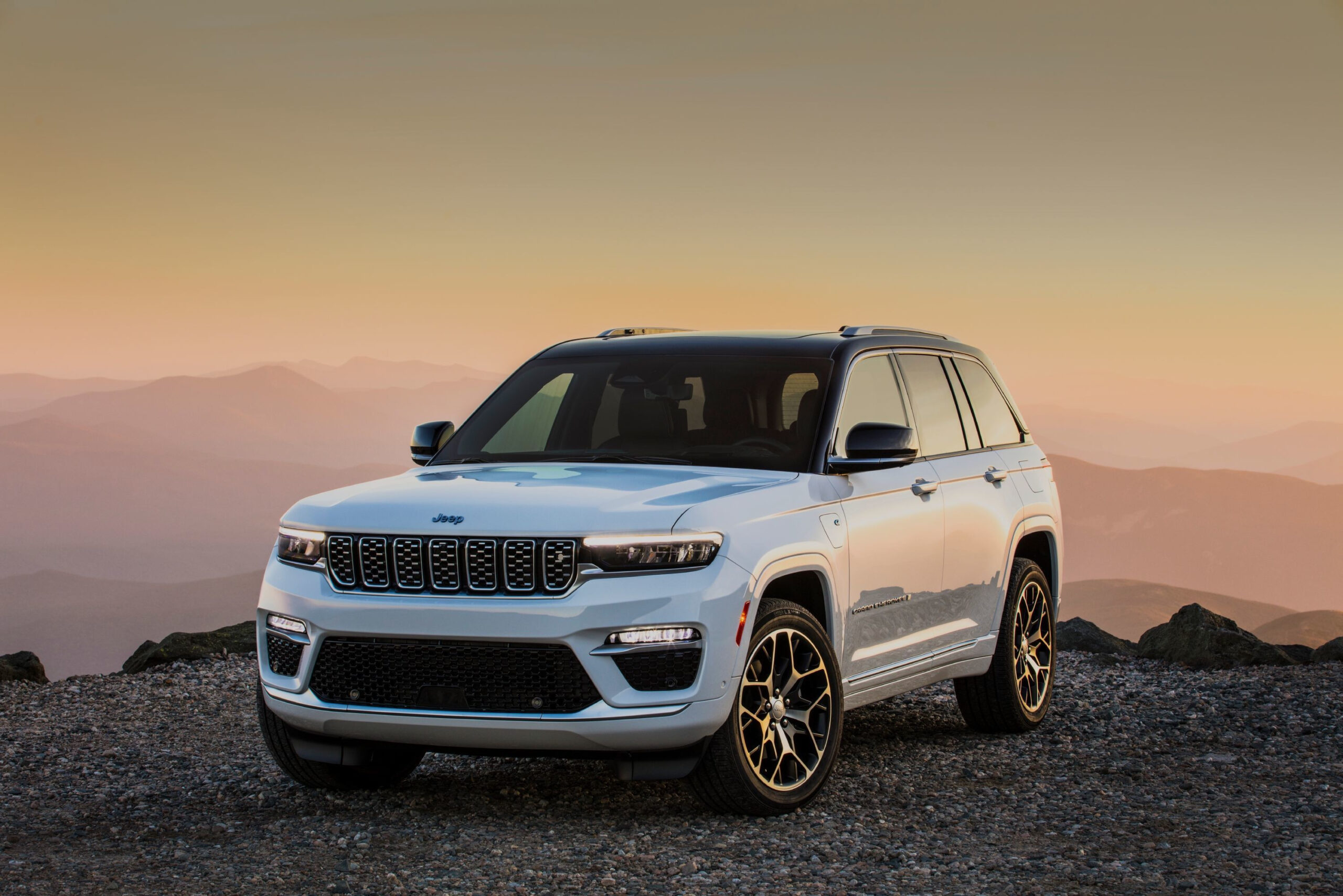 2023 Jeep Grand Cherokee Summit Performance and New Engine